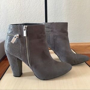 Jennifer Lopez gray ankle boot size 9